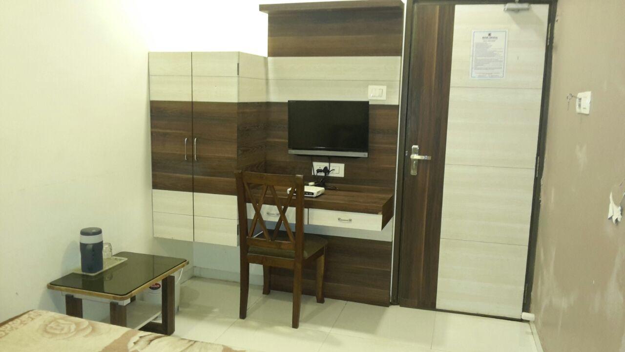 Hotel Crystal Vadodara Exterior photo