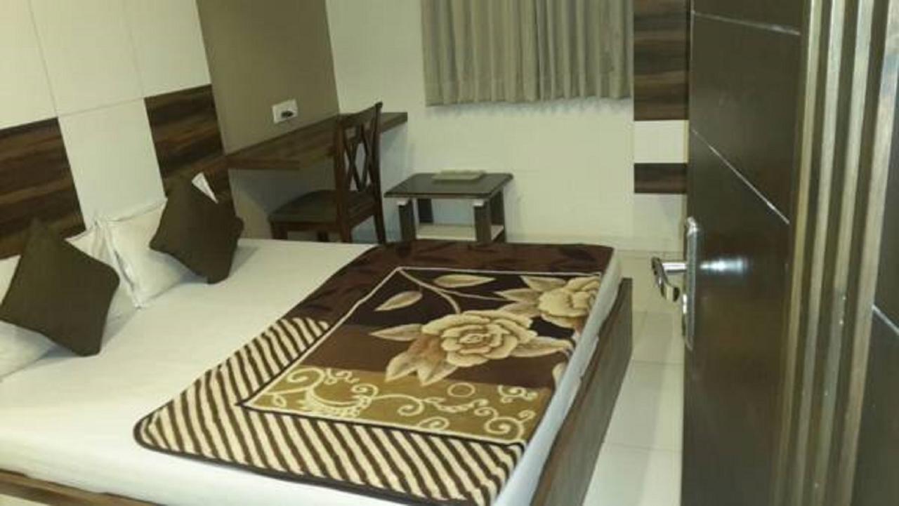 Hotel Crystal Vadodara Exterior photo